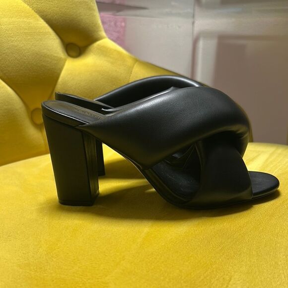 STEAL THESE! NWOT New Cynthia Rowley padded Crossed Mules. Box included! - Picture 4 of 8